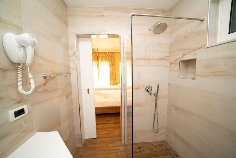 Deluxe Quadruple Room with Balcony image 4