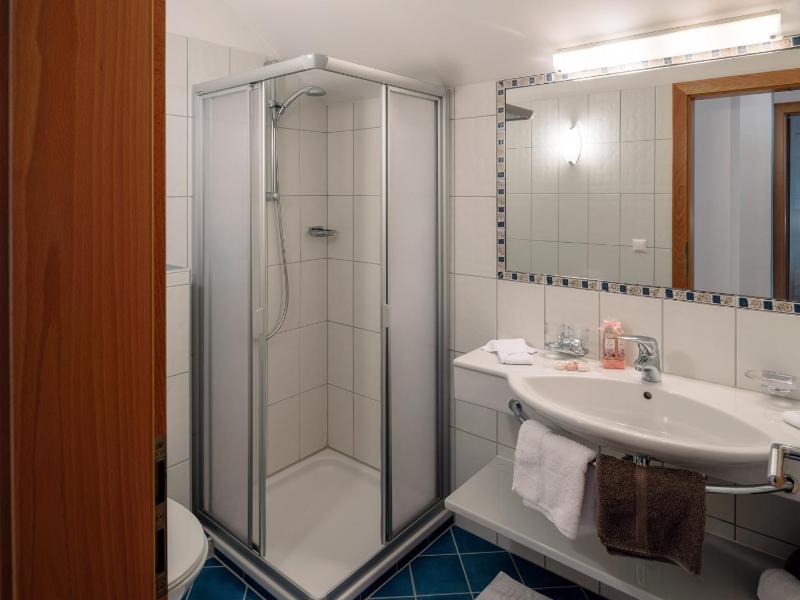 Deluxe Two-Bedroom Apartment with Terrace and Balcony image 4