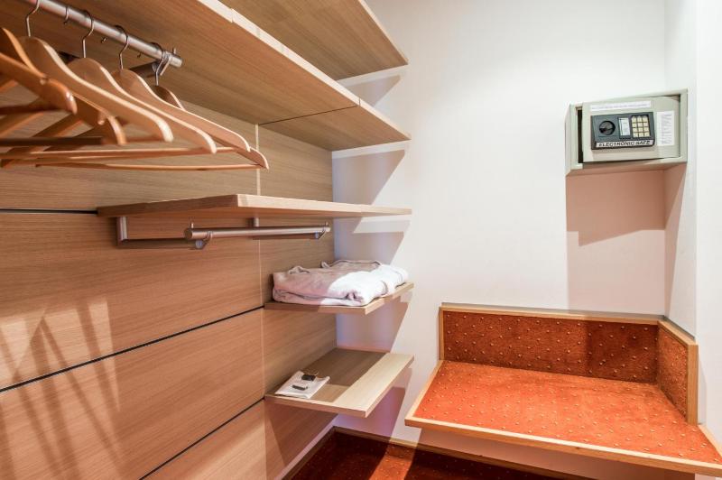 Junior Suite with Balcony image 2