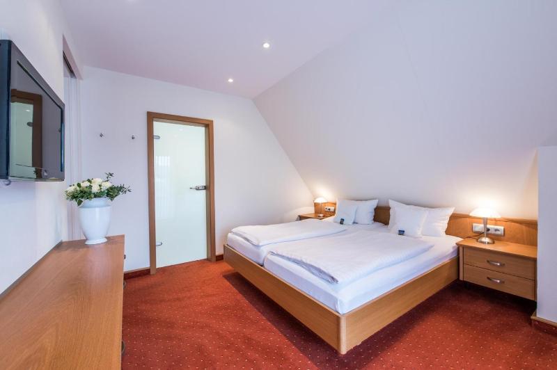 Junior Suite with Balcony image 3