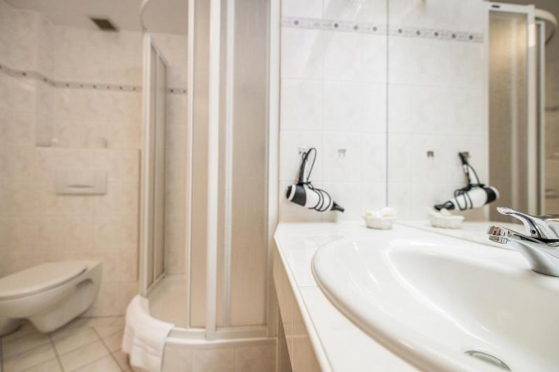 Superior Double Room with Balcony image 3