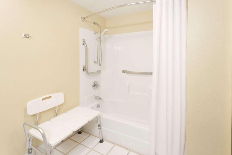 Queen Room - Mobility Access/Non-Smoking image 3