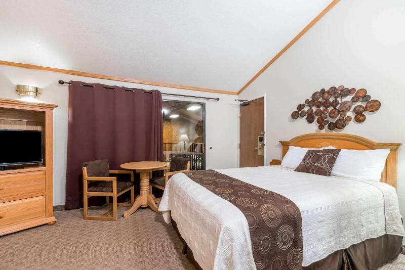 Deluxe Room with One King Bed and One Queen Bed - Pool View - Non-Smoking image 2