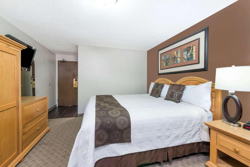 King Room - Non-Smoking image 2