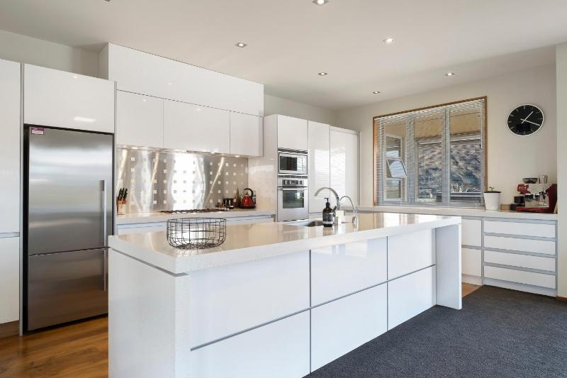 Infinity Views - Modern Wanaka Holiday Home - image 13
