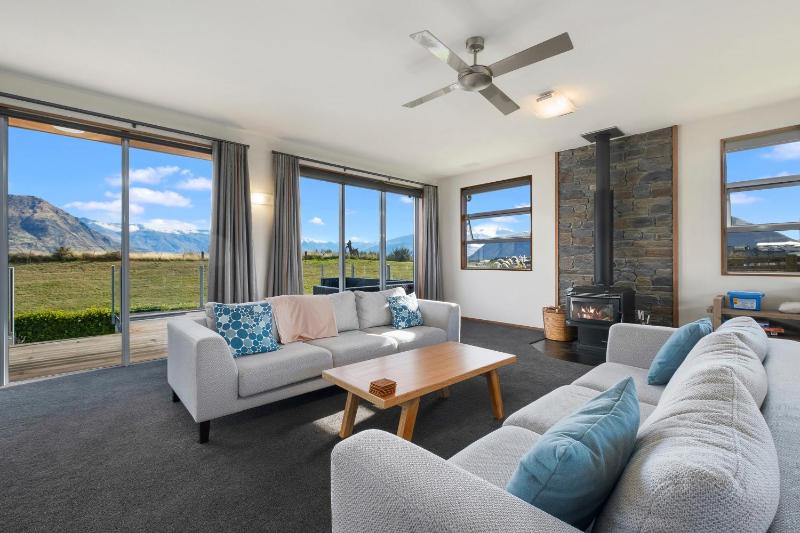 Infinity Views - Modern Wanaka Holiday Home - image 1