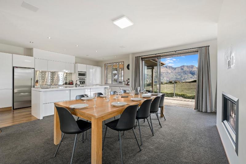 Infinity Views - Modern Wanaka Holiday Home - image 16