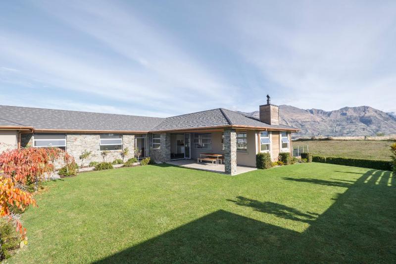 Infinity Views - Modern Wanaka Holiday Home - image 10