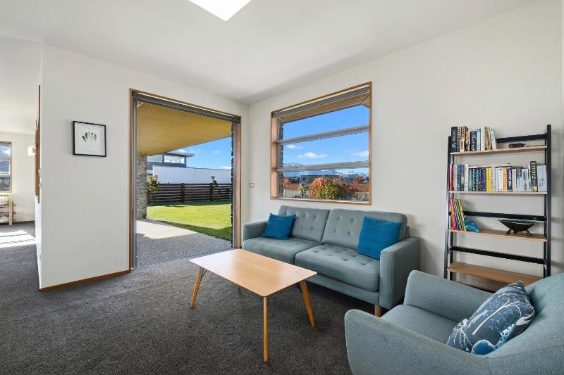 Infinity Views - Modern Wanaka Holiday Home - image 11