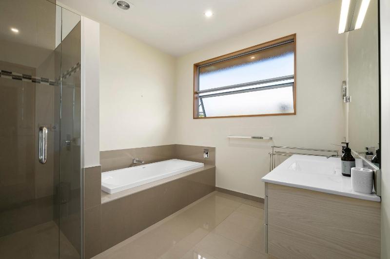 Infinity Views - Modern Wanaka Holiday Home - image 21