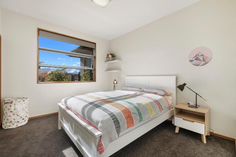 Infinity Views - Modern Wanaka Holiday Home - image 6