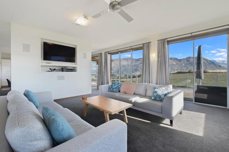 Infinity Views - Modern Wanaka Holiday Home - image 3