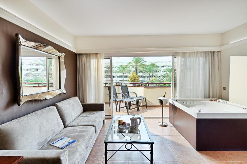 Deluxe Room with Hot Tub image 3