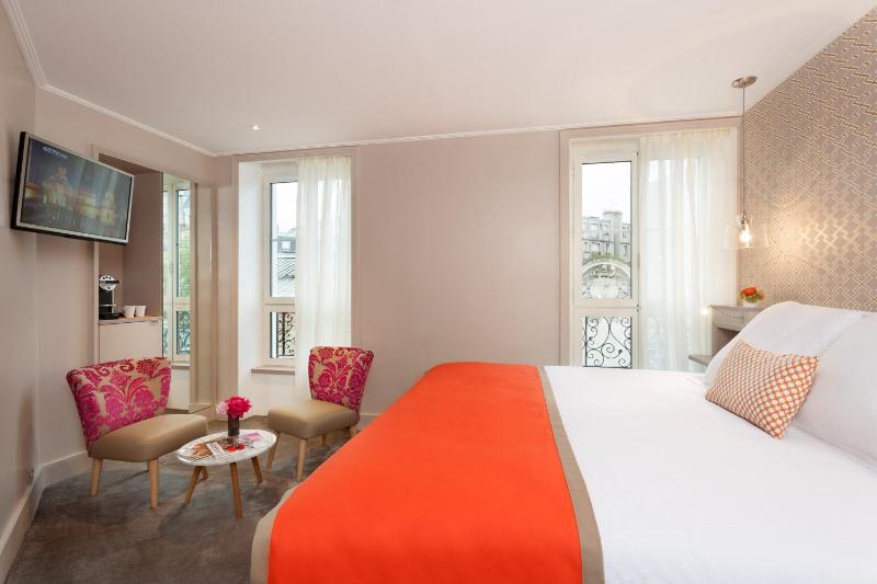 Deluxe Double or Twin Room image 4