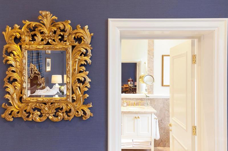 Deluxe King Room image 3