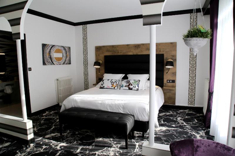 Deluxe Double Room image 4