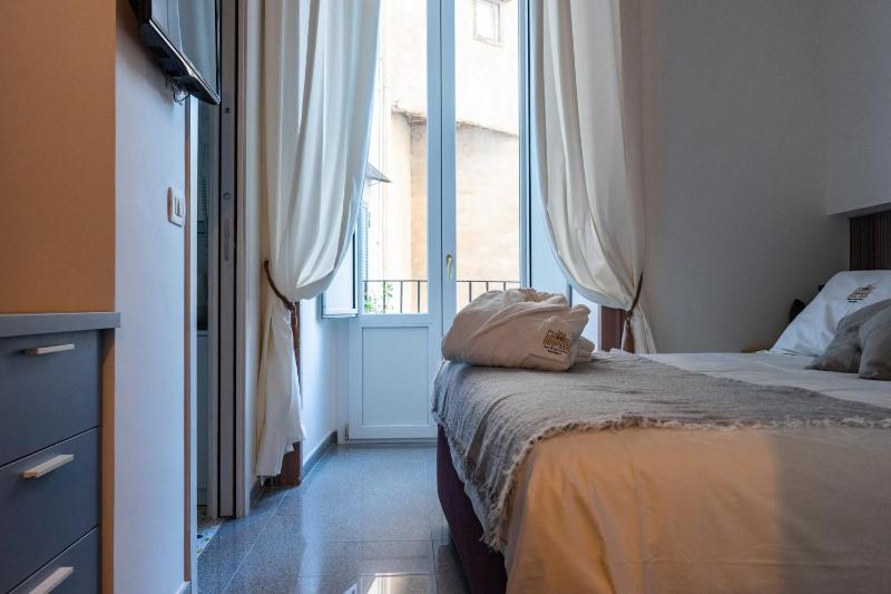 Double Room with Balcony image 2