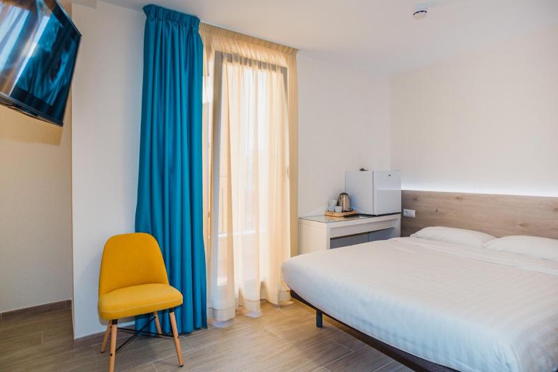 Triple Room with Balcony image 2