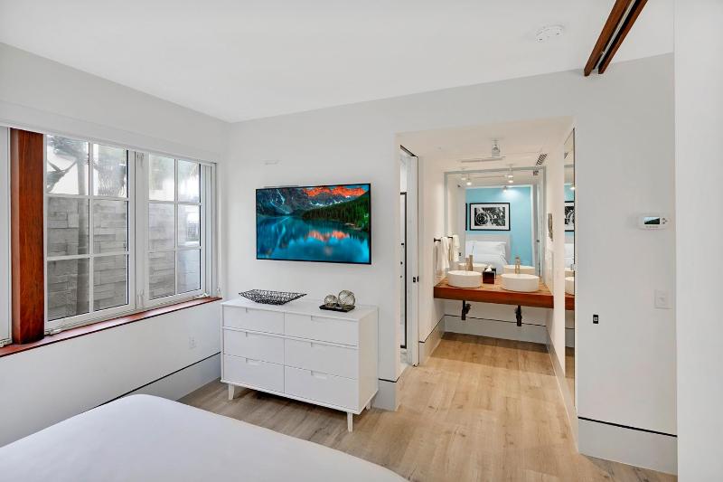 Cove Suite image 3