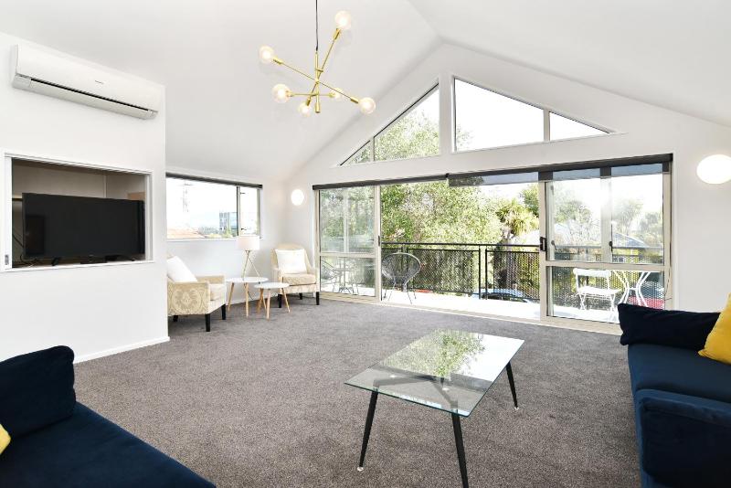 City Haven - 4BR for Families & Friends Secure Parking - image 1