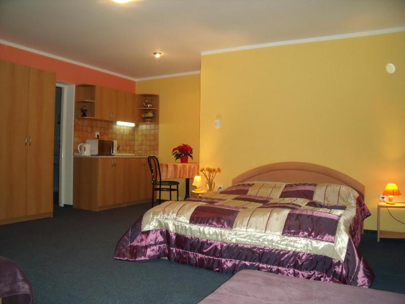 Economy Triple Room image 4