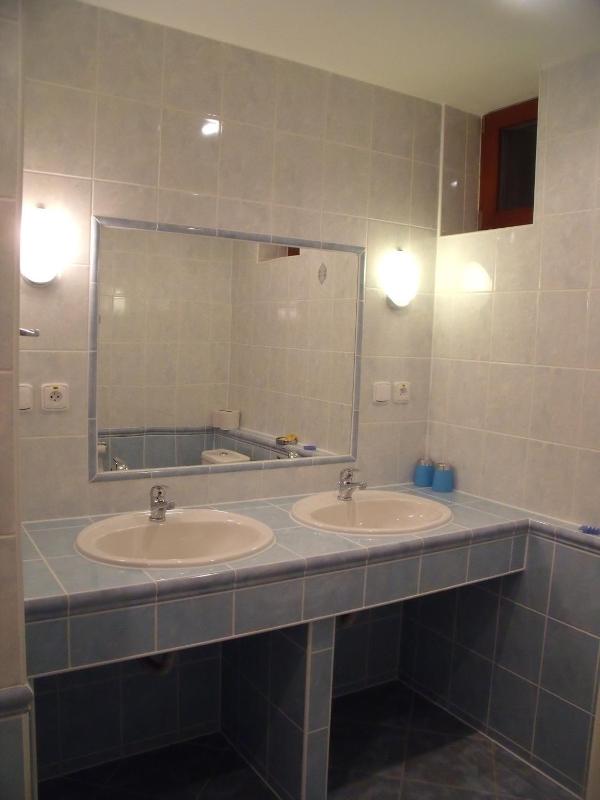 Economy Triple Room image 3