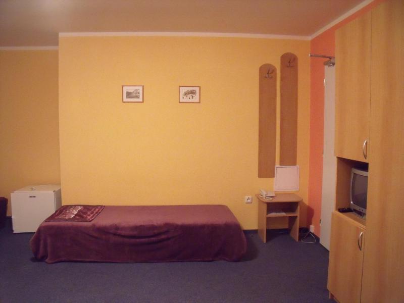Economy Triple Room image 2