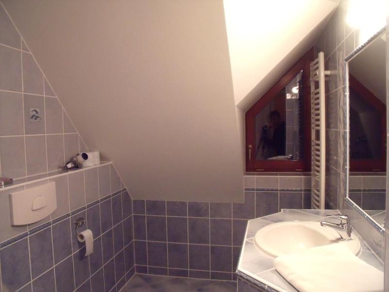 Economy Double Room image 3