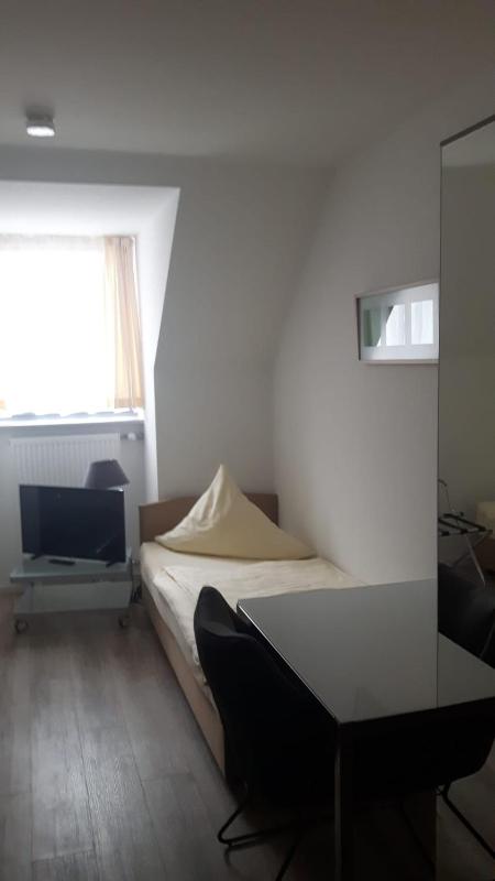 Single Room image 3
