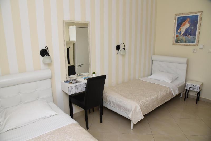 Economy Twin Room image 4