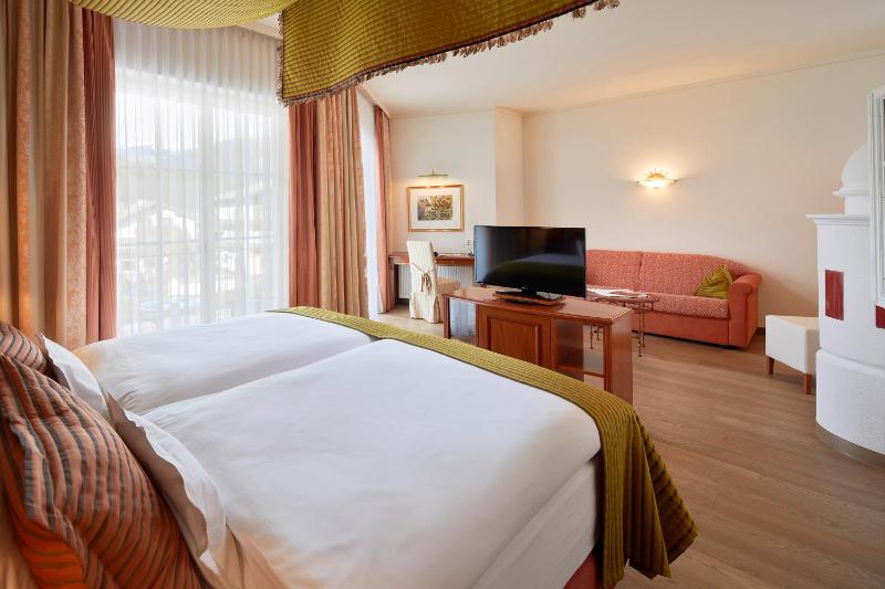 Honeymoon Suite with Balcony image 2