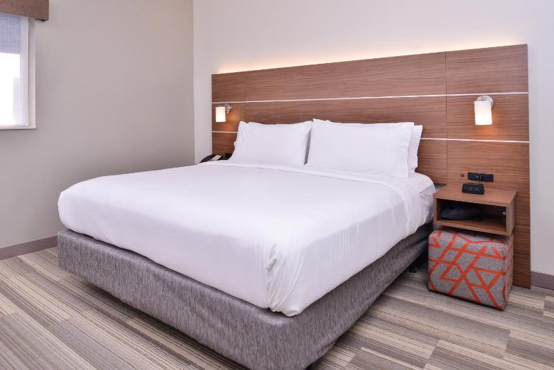 Standard King Room image 3