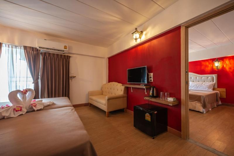 Deluxe Double or Twin Room image 1