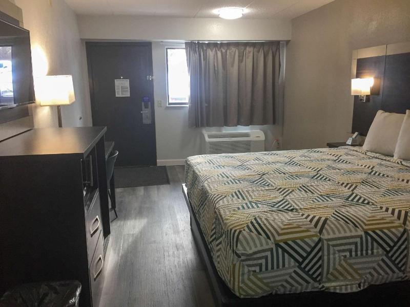 King Room with Roll-in Shower - Disability Access - Non-Smoking image 2
