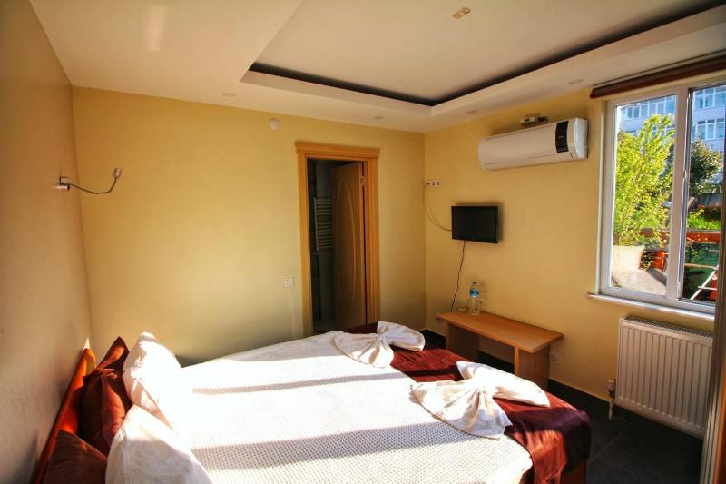 Double Room with Garden View image 1
