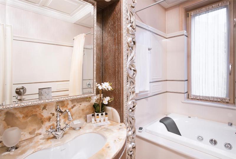 Deluxe Double Room with Balcony image 3