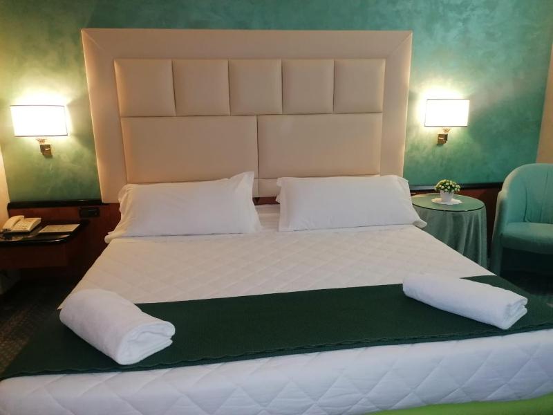 Deluxe Room image 3