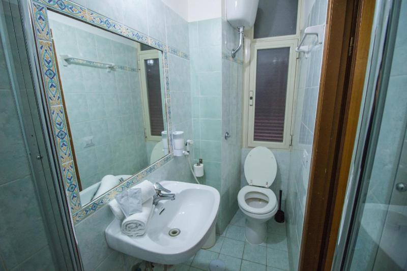 Double Room with Private Bathroom image 3