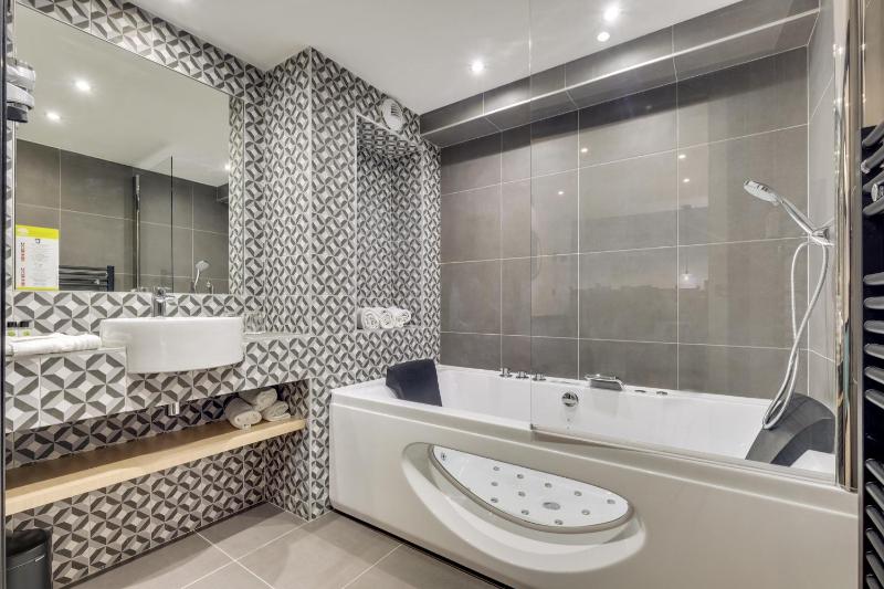 Superior Triple Room with Hot Tub image 3