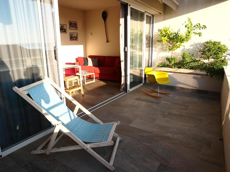 Deluxe One-Bedroom Apartment with Sea View image 3