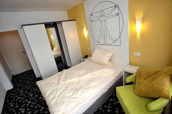 Single Room in Annex image 4