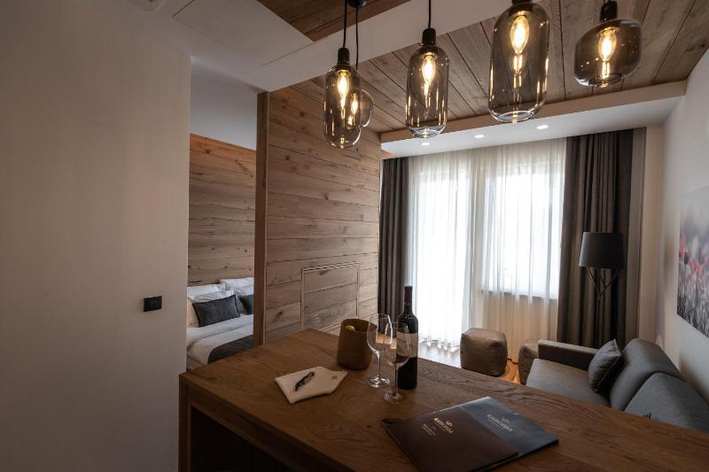 Family Room image 3
