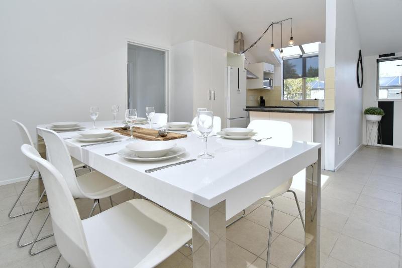 City Haven - 4BR for Families & Friends Secure Parking - image 2