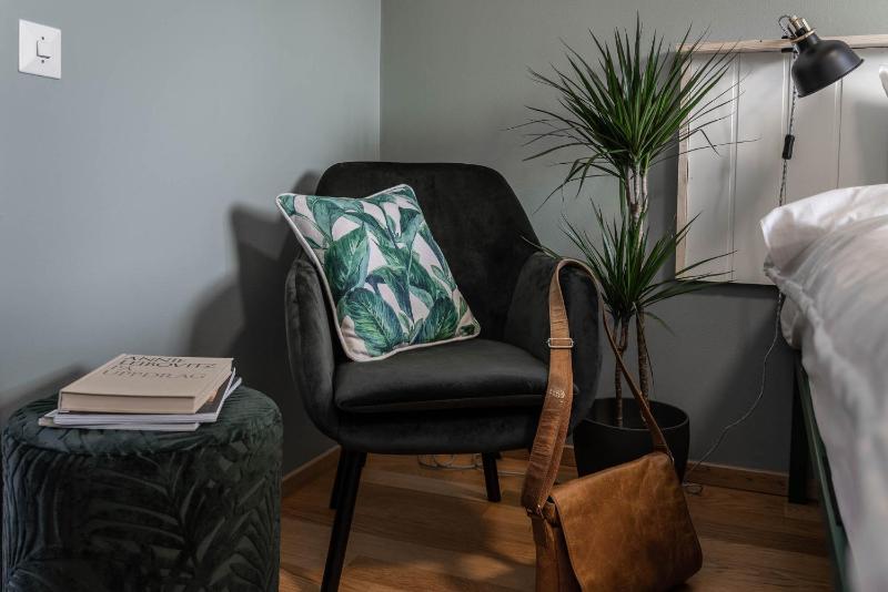 Standard King Room image 4