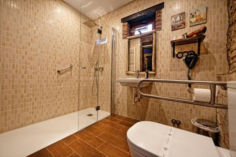 King Room image 3