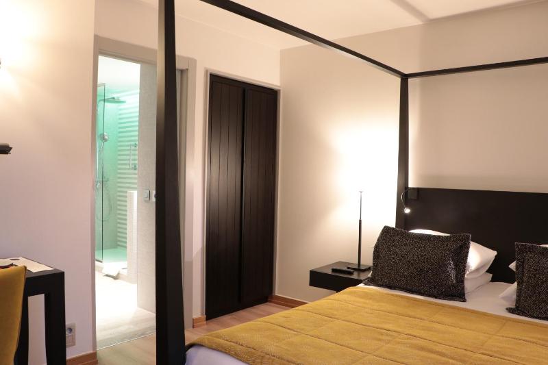 King Room with Lake View image 3