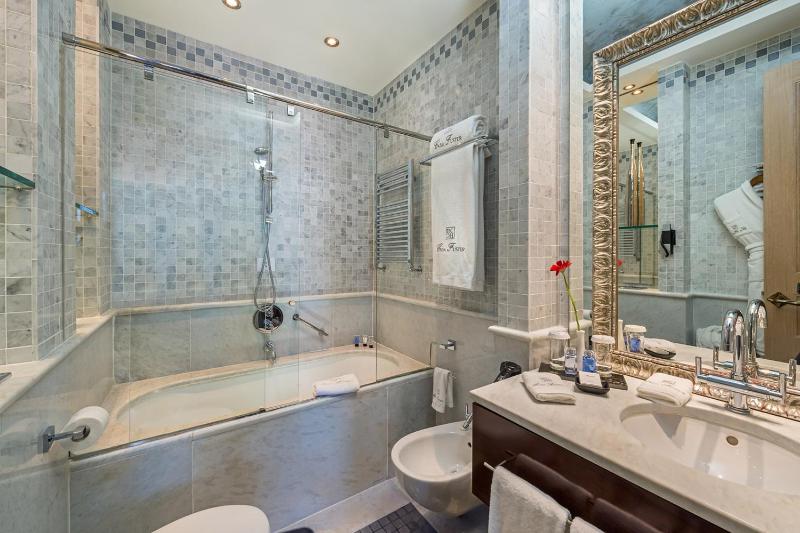 Deluxe Double or Twin Room image 4