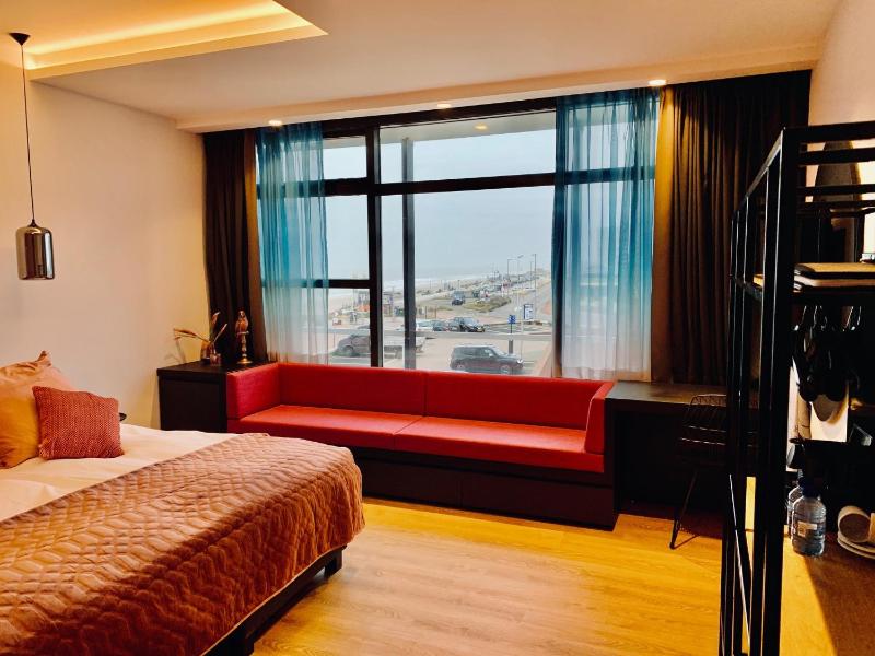 Large twin room with side sea view image 3