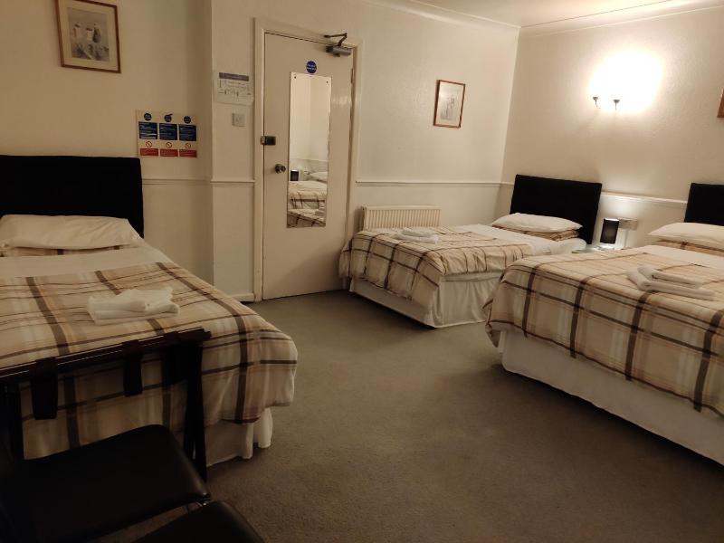 Standard Quadruple Room image 4