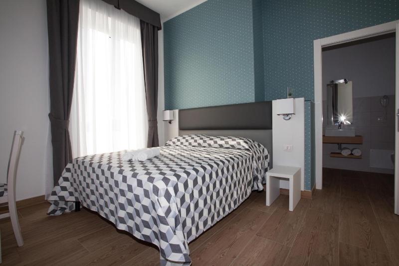 Standard Double Room image 3